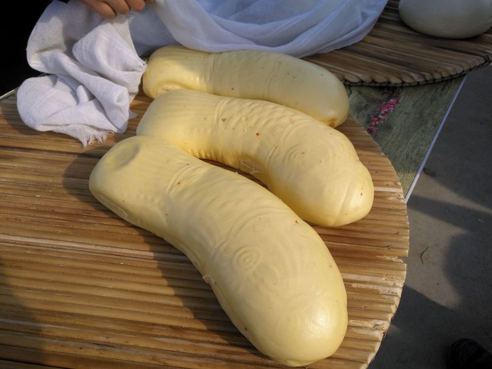 农村人就是实惠,大集上卖的这种大馒头一个足够一家三口人吃的