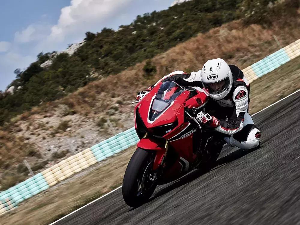 不如来个红红火火过大年, 新款本田“火刃”CBR1000RR开始预定-新浪汽车