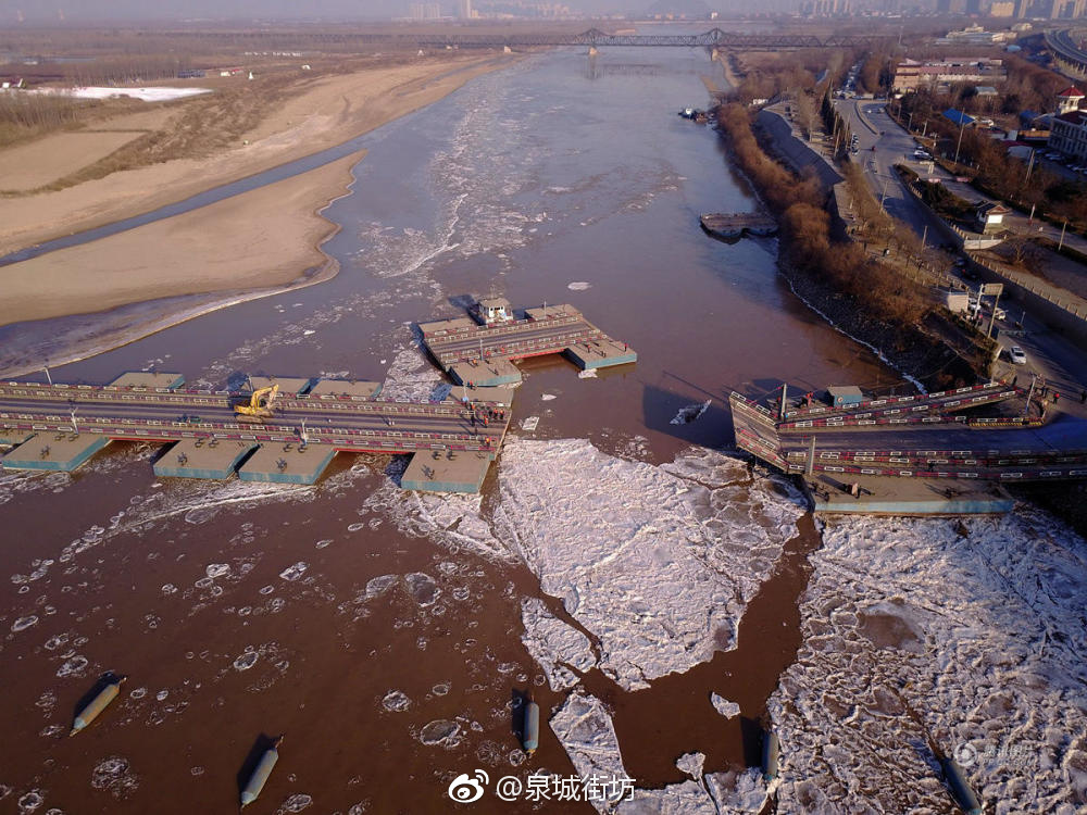 黄河冰凌下泄 山东济南拆除浮桥迎凌汛