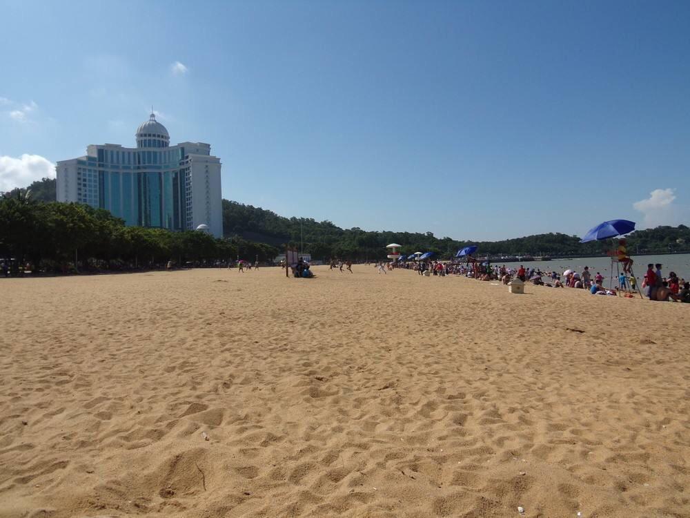 海滨泳场和珠海的各个外岛比起来,海滨泳场的海水和沙滩环境都比较