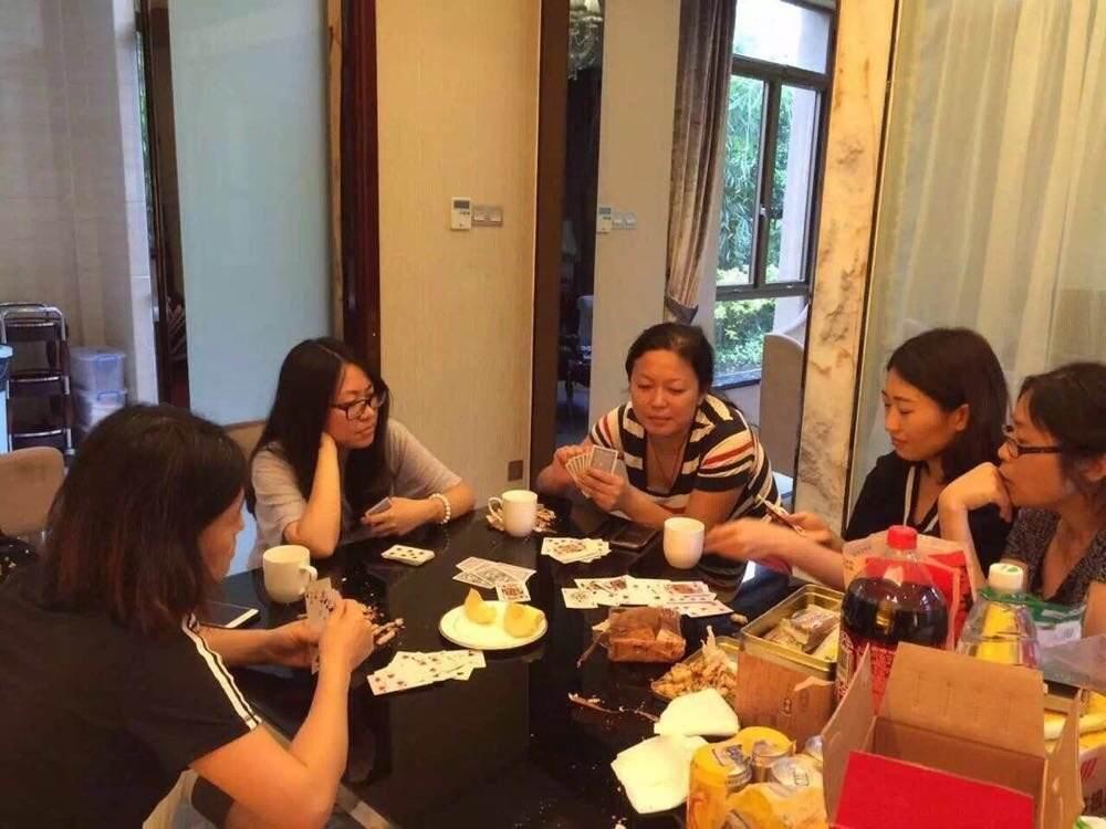 除了麻将,打牌一定是少不了的,毕竟,扑克也真的很好玩.