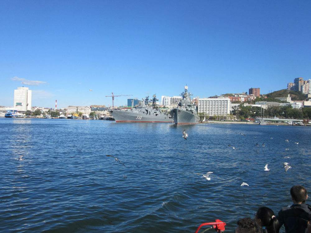 海参崴的金角湾如一个楔子切入阿穆尔半岛