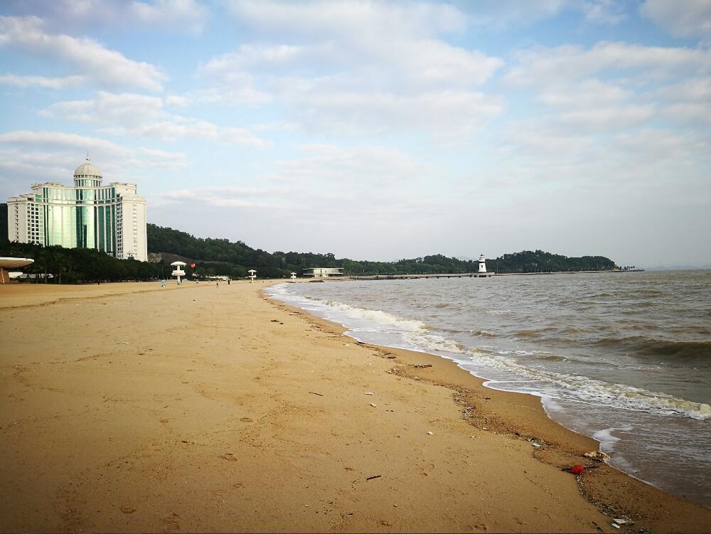 珠海这个沙滩长几百米, 环境一般, 夏天游客还不少