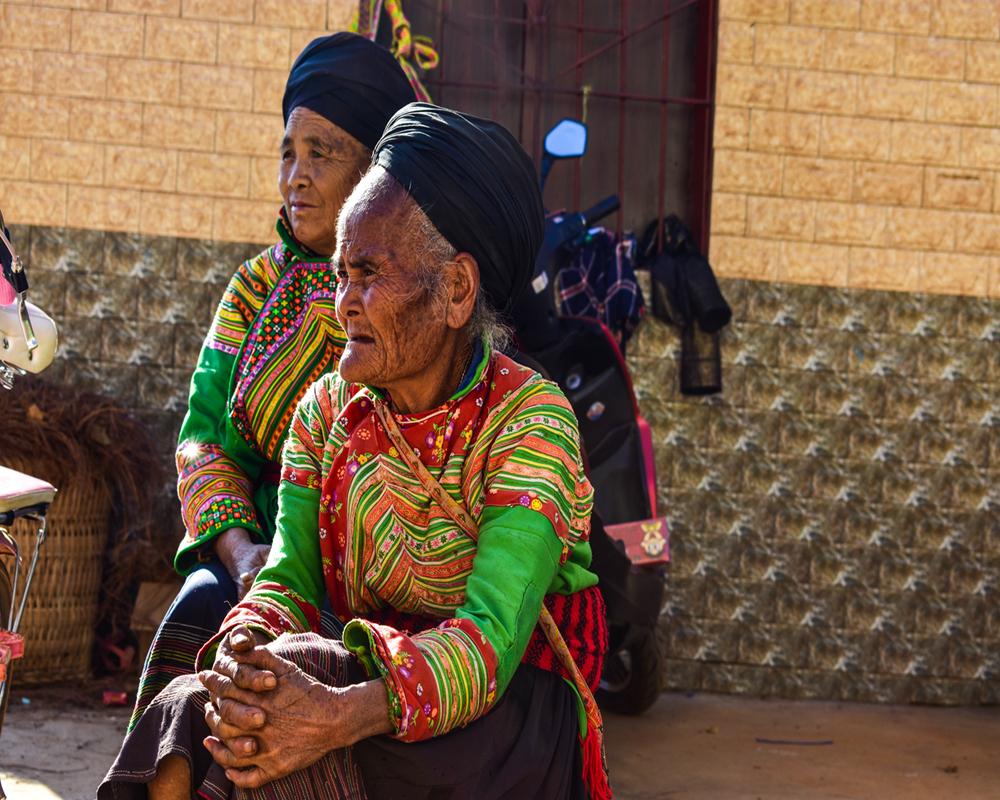 傈僳族姑娘们的穿裙礼