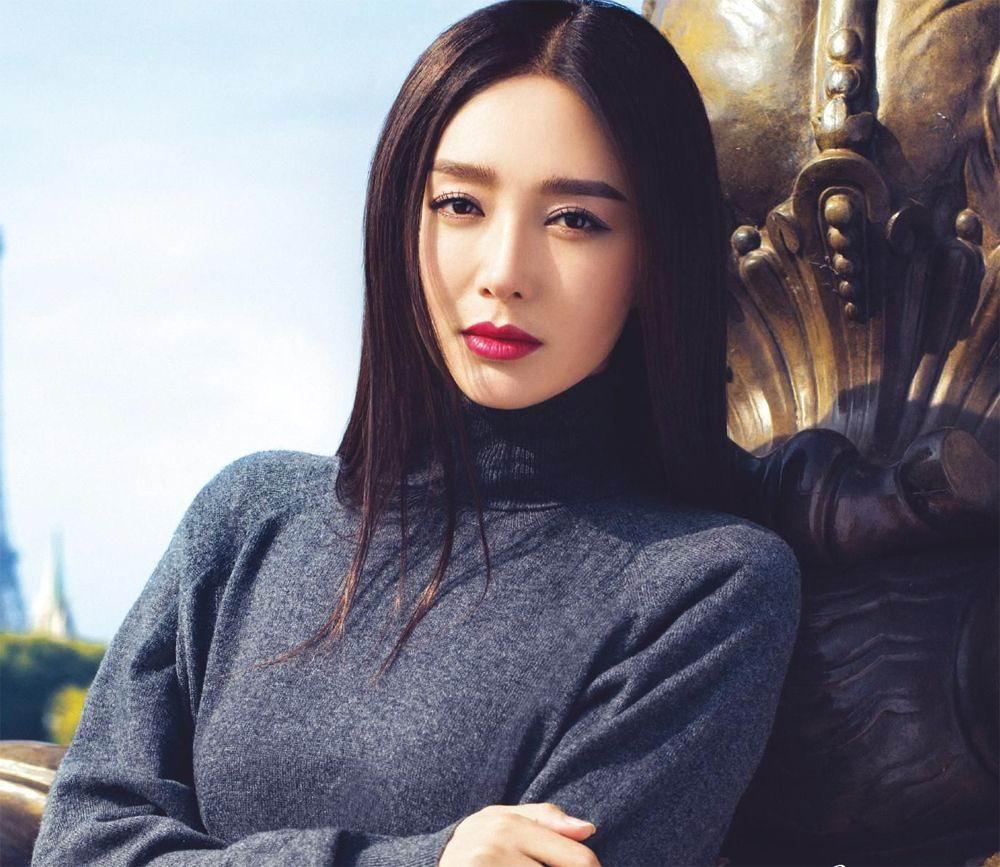 黄晓明前女友秦岚当众认圈内大腕当干爹, 网友: 故意的!