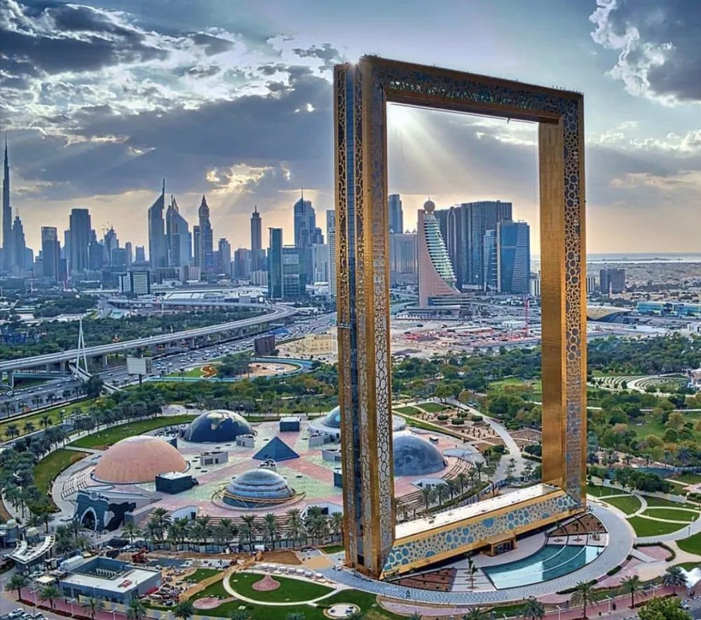 这个可以穿破云层的金相框,dubai frame,你没看错,比如.