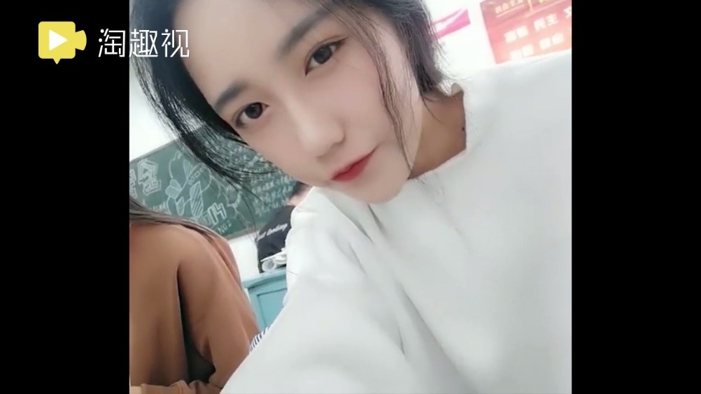 这真的是初中生妹子吗?上课开直播,这样的班花请给我来一打!