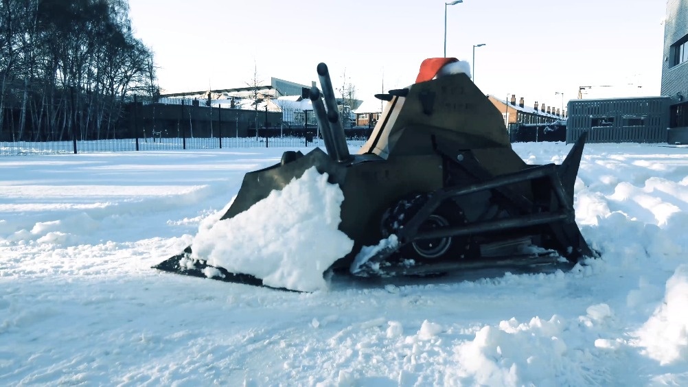 这就是前面那台简单组合就出来的高空清洗(喷涂)机器人,想法简单吧