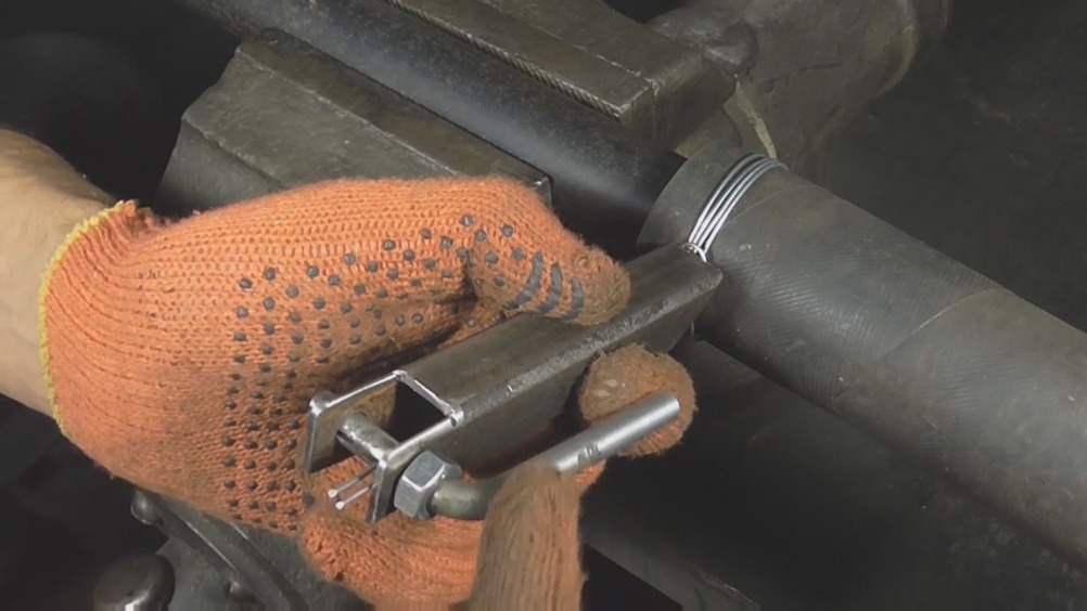 牛人自制了一个拧铁丝神器,在管子上轻轻一拧就紧了