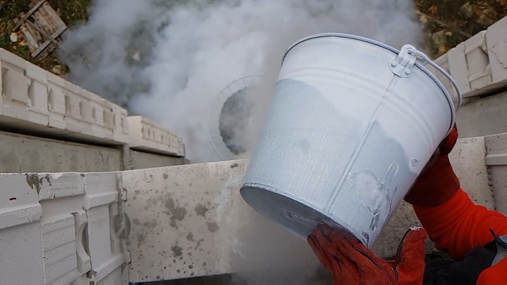 从10米高的地方倒下一桶液氮,是种什么样的体验?