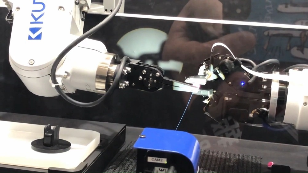 可别觉得俺机器人都是笨手笨脚的,您看,穿针引线的活我们也做的不错的