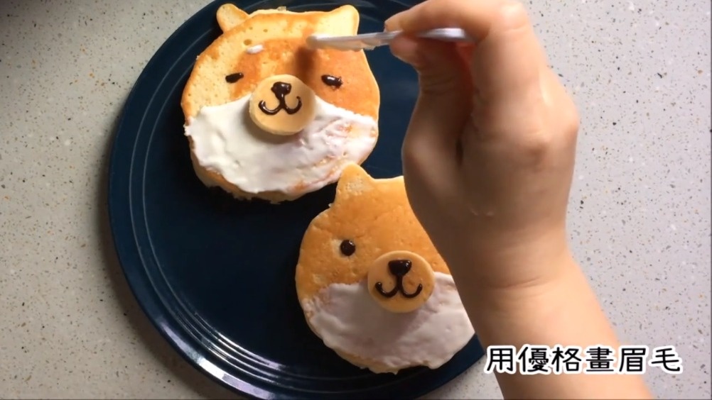 美食【萌出天际,柴犬舒芙蕾松饼】柴犬的造型也很简单,像平常一样煎