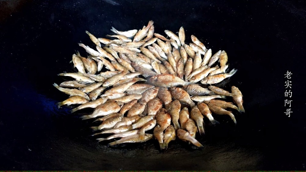 从农村小河里捞回来的小鱼, 小伙用一口.