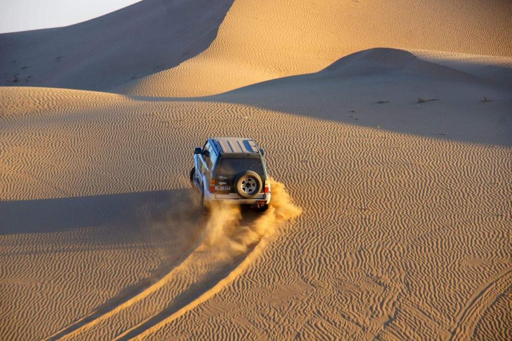 老司机在沙漠里怎么开车解析沙漠越野实用技巧