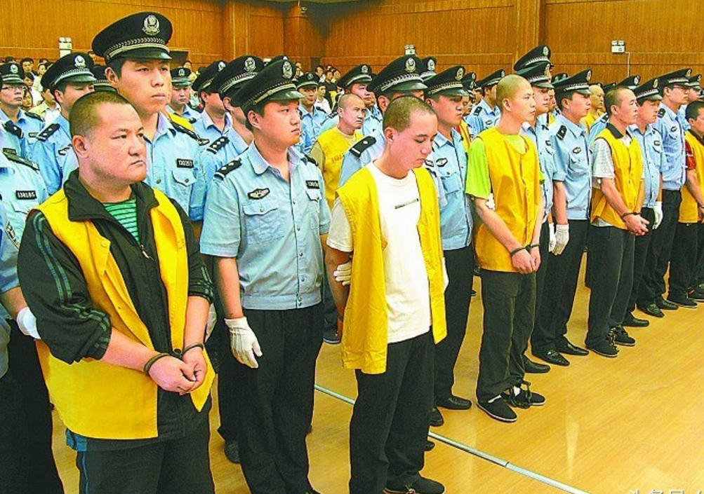 最后张宝林被判处了死刑,被捕的时候,在房间发现了四支猎枪以及100