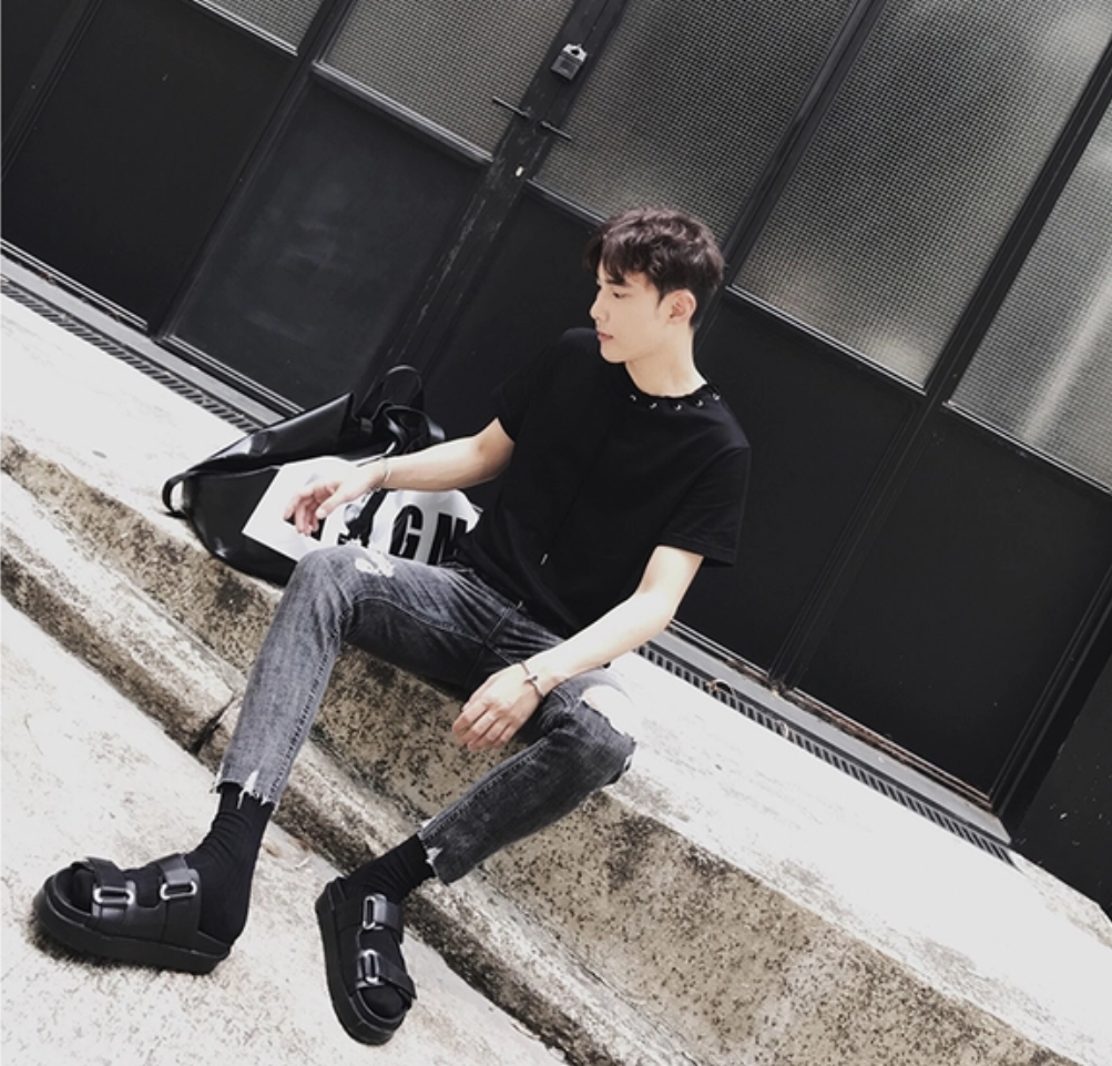 黑色t恤搭配黑色小脚牛仔裤