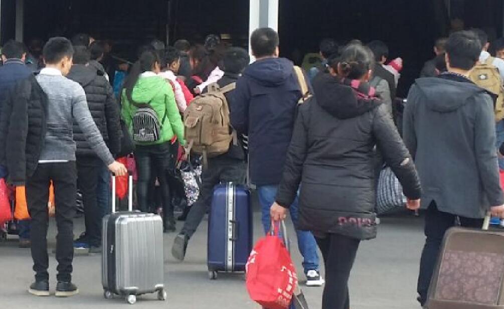 云南火车站人群熙熙攘攘 旅客启程离乡