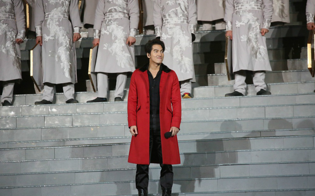 正文  2018央视狗年春晚,山东曲阜泰安分会场,言承旭以新发型亮相.