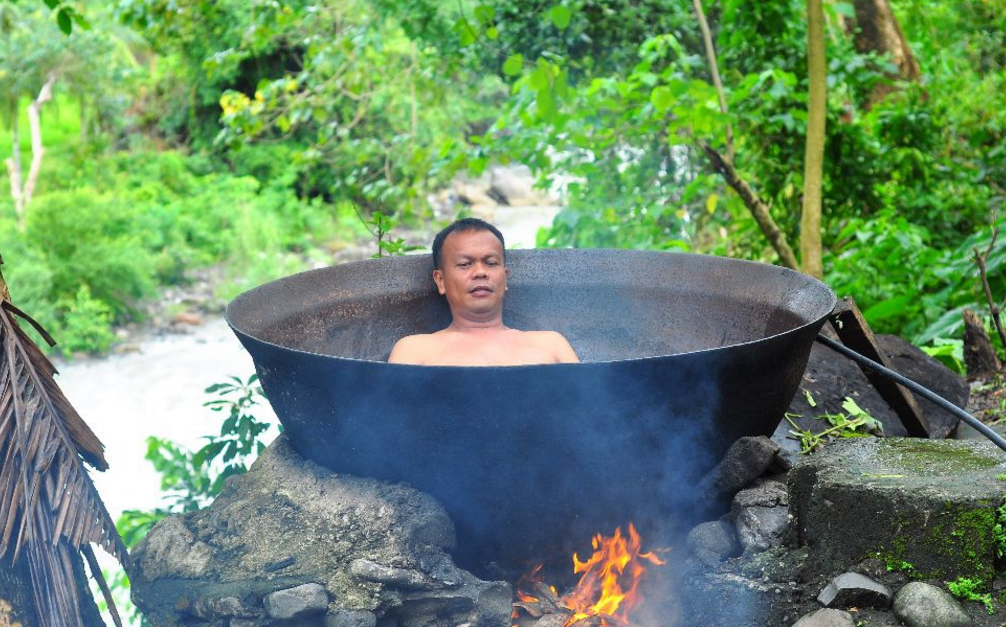 在古代,菲律宾没有传统的浴缸,他们都多数喜欢在锅中洗澡.