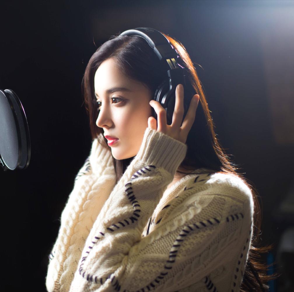 只看过古力娜扎演过的电视剧,还真没听过她唱歌,现在看到她录歌,还真