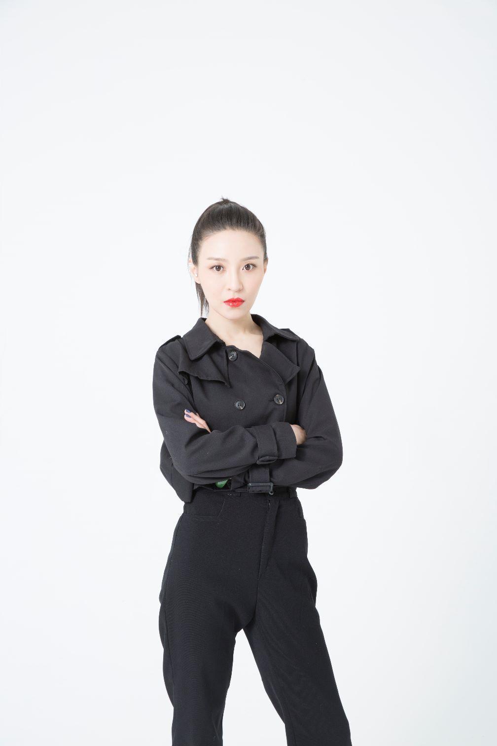 女网红不直播卖萌,跑到了《fe特工局》当起了女特工