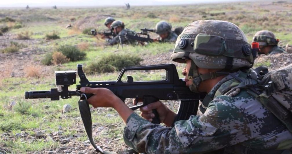 为何这支95式步枪瞄准镜高的离谱:战士要伸长脖子才能瞄准!