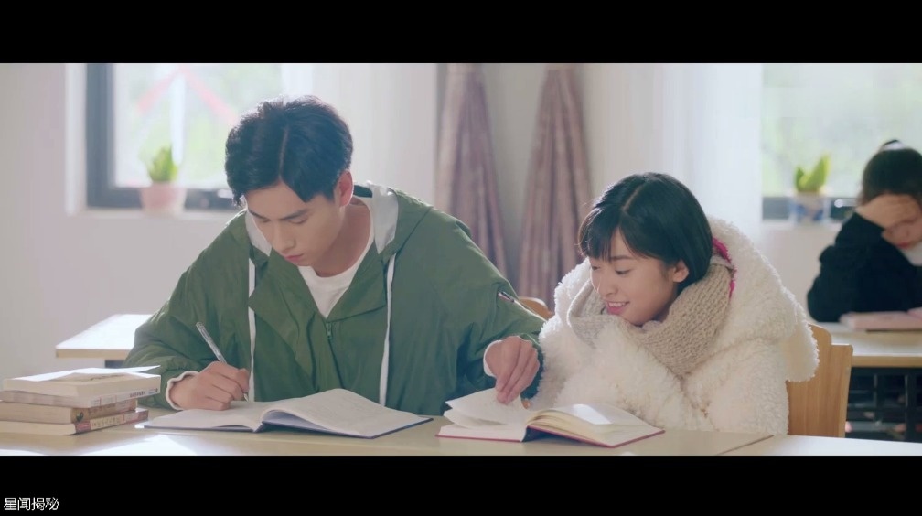 沈月《致我们单纯的小美好》江辰帮陈小希翻书