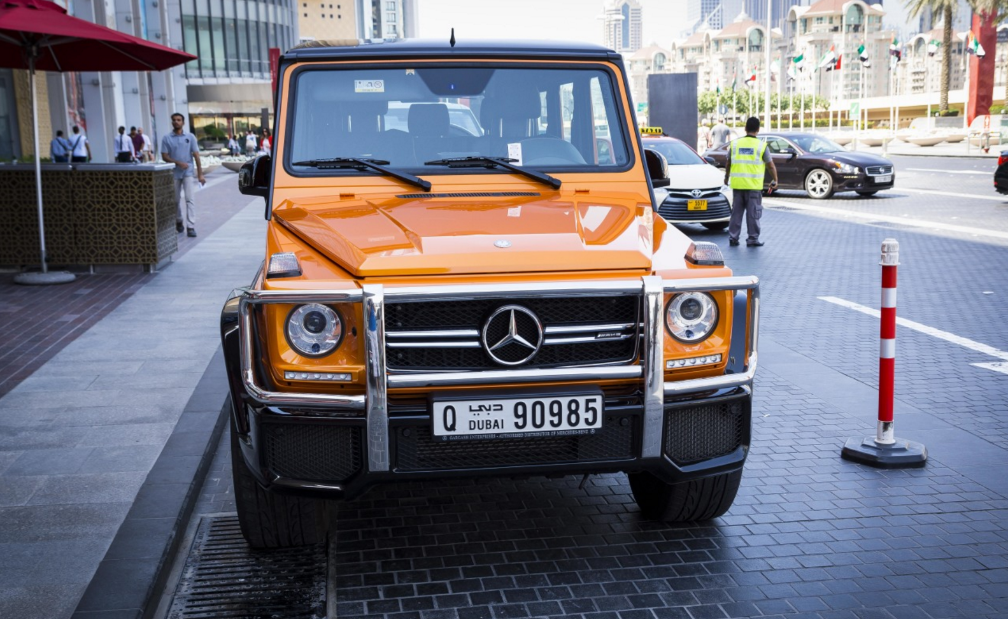 在阿联酋,只有迪拜的车牌照必须要有英文,迪拜现在的车牌号有新款老款