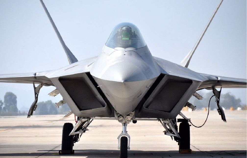 美国f22奔袭阿富汗暴露短腿劣势:十分羡慕中国歼20超大航程