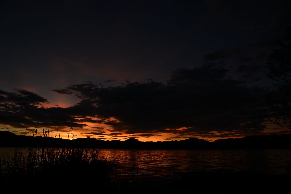 在黑夜中蛰伏,只为了在黎明绽放光芒——泸沽湖日出