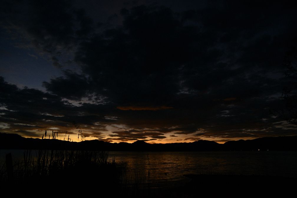 在黑夜中蛰伏,只为了在黎明绽放光芒——泸沽湖日出