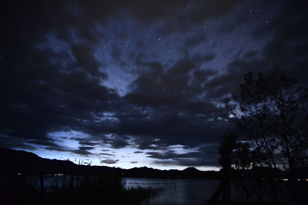 在黑夜中蛰伏,只为了在黎明绽放光芒——泸沽湖日出