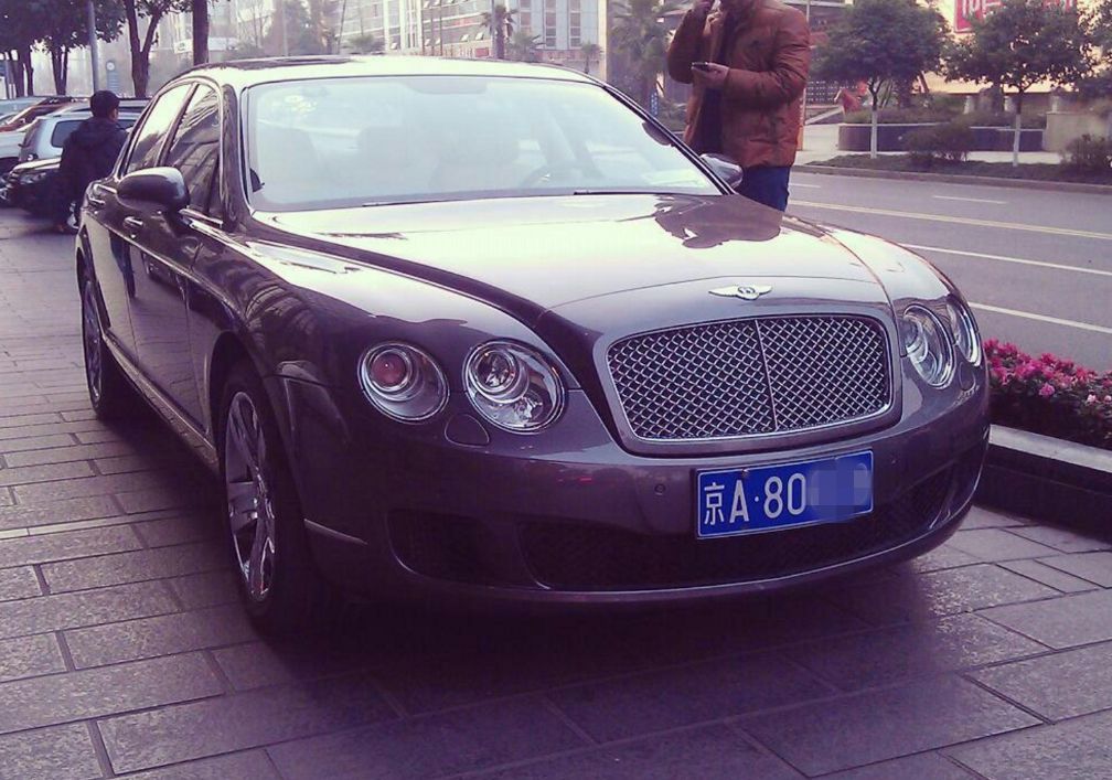 京a80宾利,在所有的a8号段中,80,81,82,83开头的要更不同寻常一些.