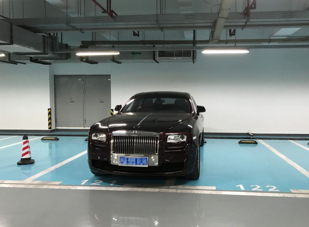 豪车大秀停车绝技,有人怒了,路虎的结局让人记忆深刻