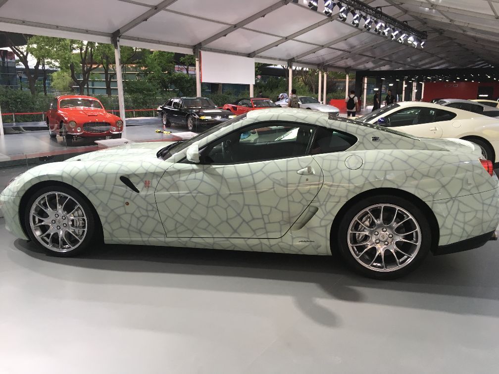 会专门造一些限量版的车型,这台法拉利599gtb中国陶瓷限量版算最典型