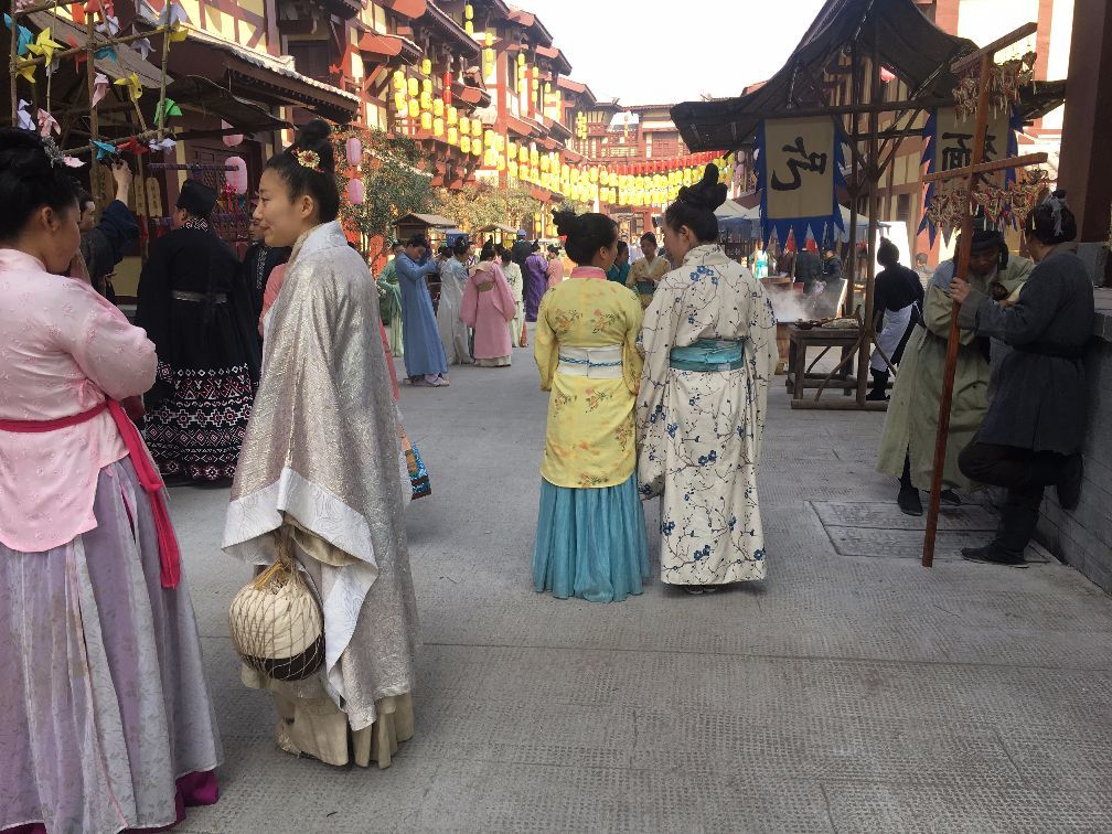 横店群演的真实生活,连续跑戏18小时,早起晚睡疲劳不堪