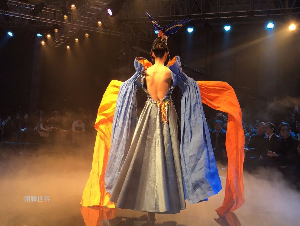 岁末艺尚里 霓裳迎新来 江南小镇上演维秘秀