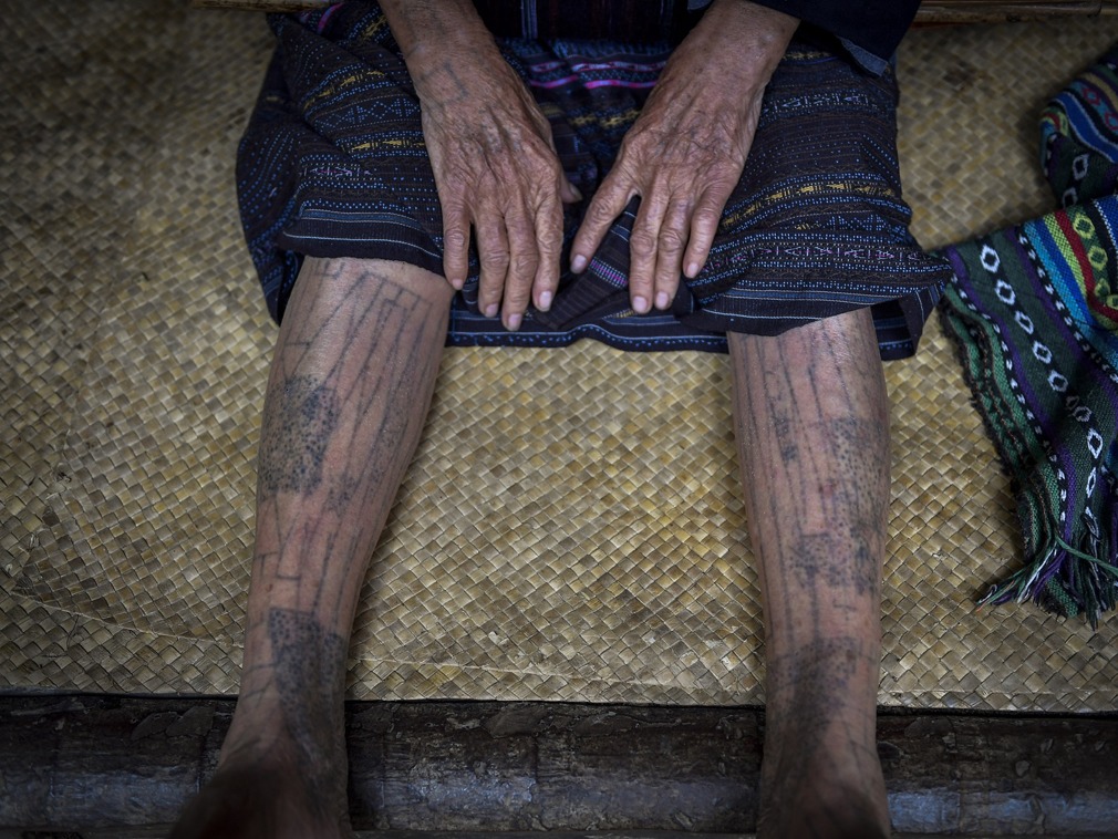 云南这支少数民族,村寨老人全身文身,连脸都不放过|黎族|云南|老人