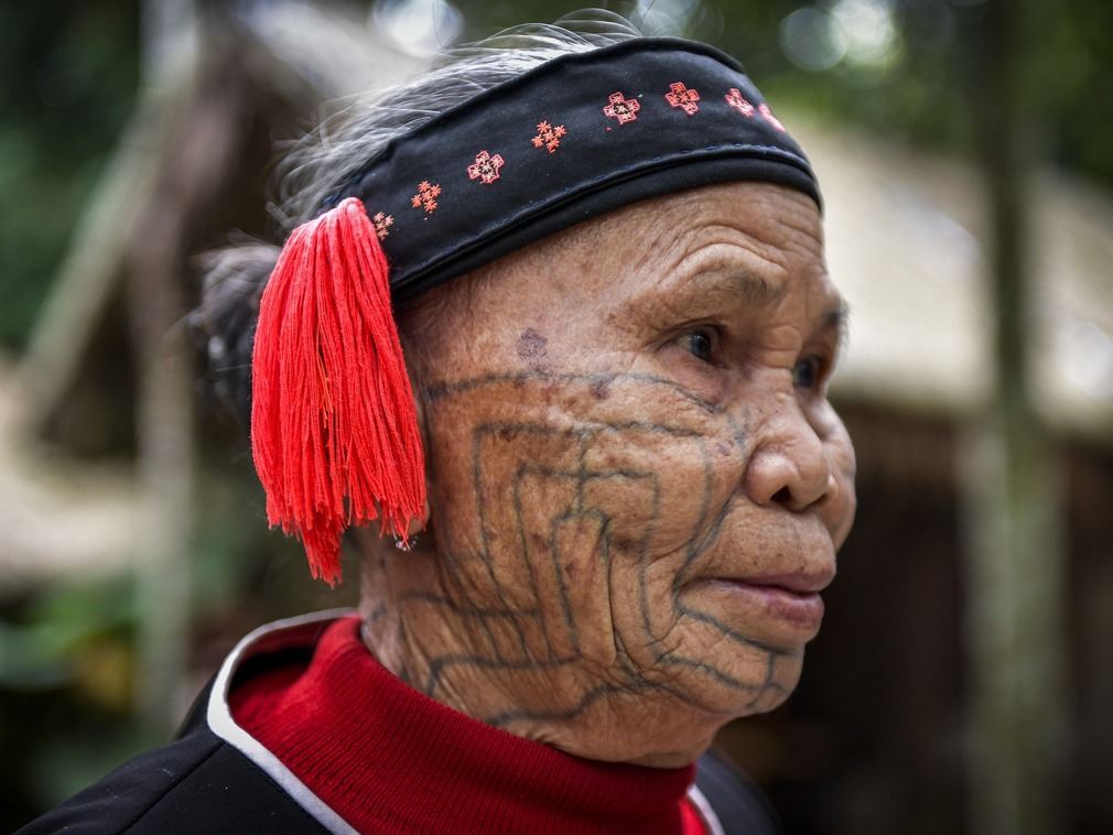 云南这支少数民族,村寨老人全身文身,连脸都不放过