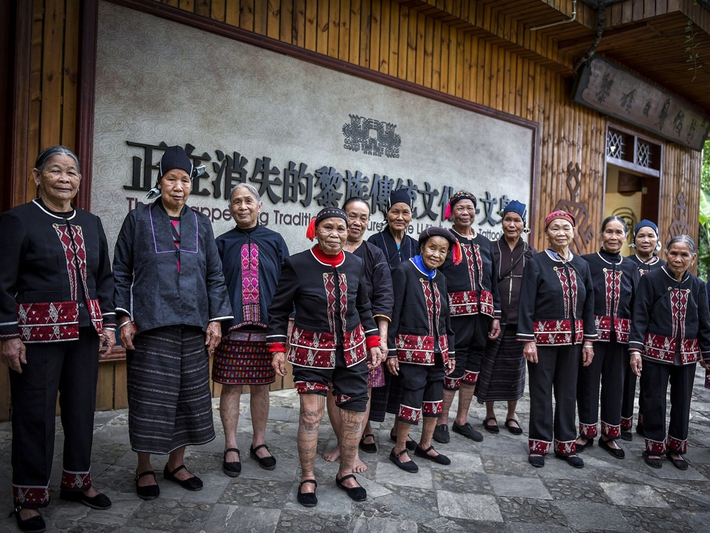 云南这支少数民族,村寨老人全身文身,连脸都不放过