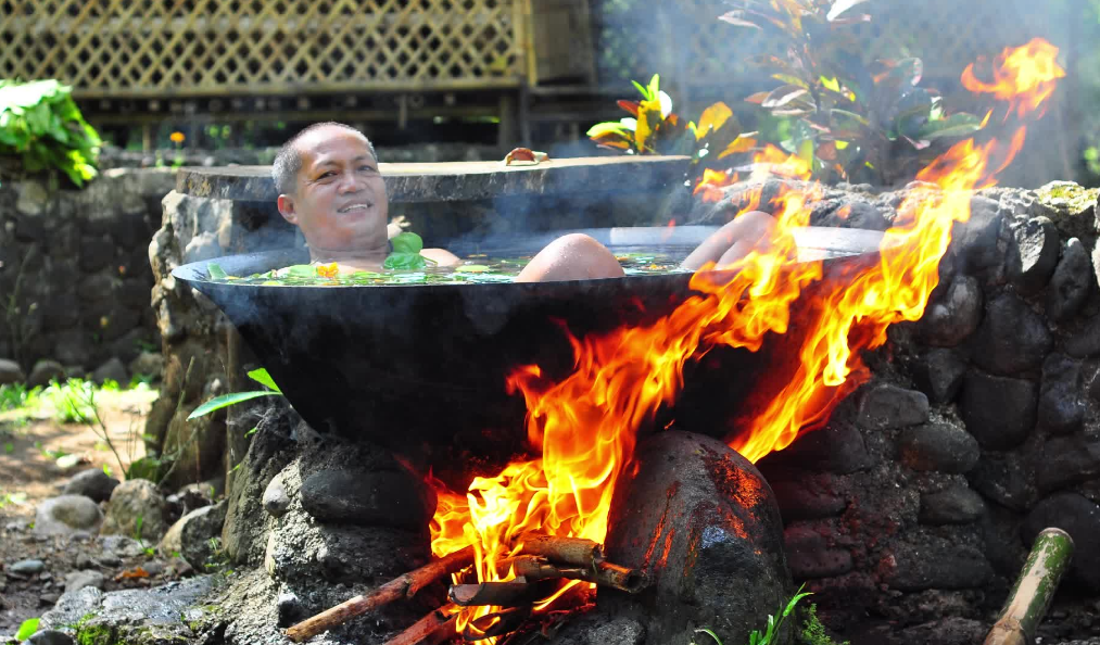 菲律宾养生泡澡生意火爆,人躺在锅中"慢炖",锅下起火烧开