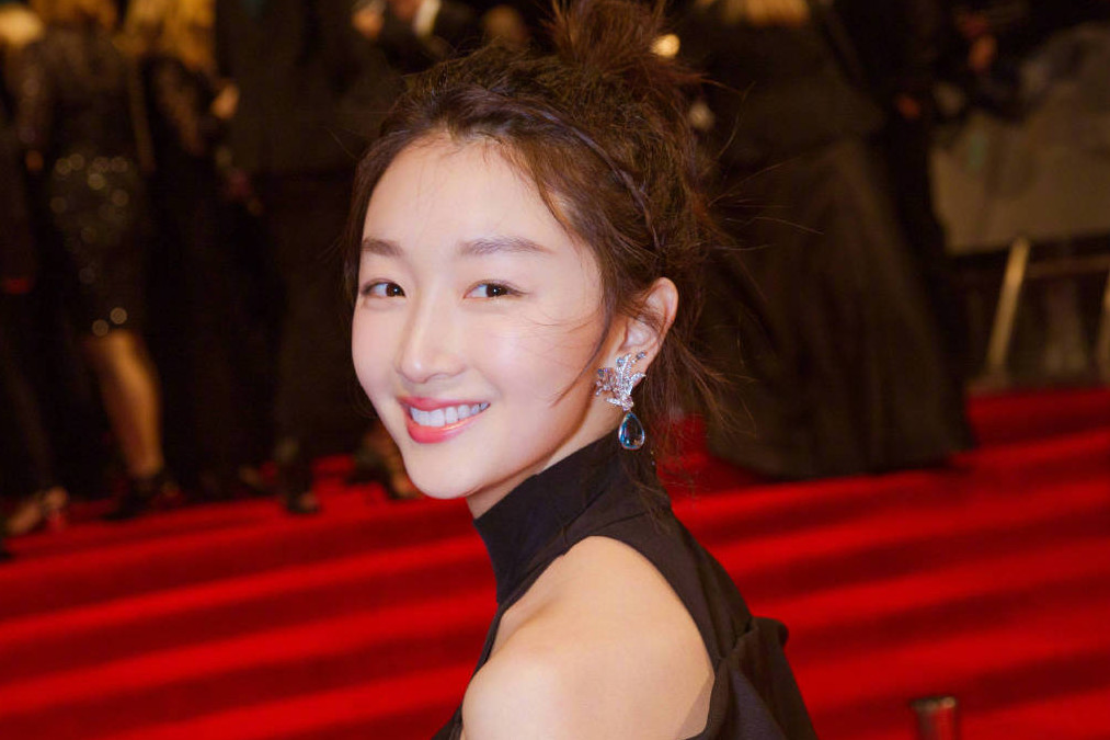 周冬雨穿高叉裙性感露美腿亮相“英国奥斯卡”英国电影学院奖红毯
