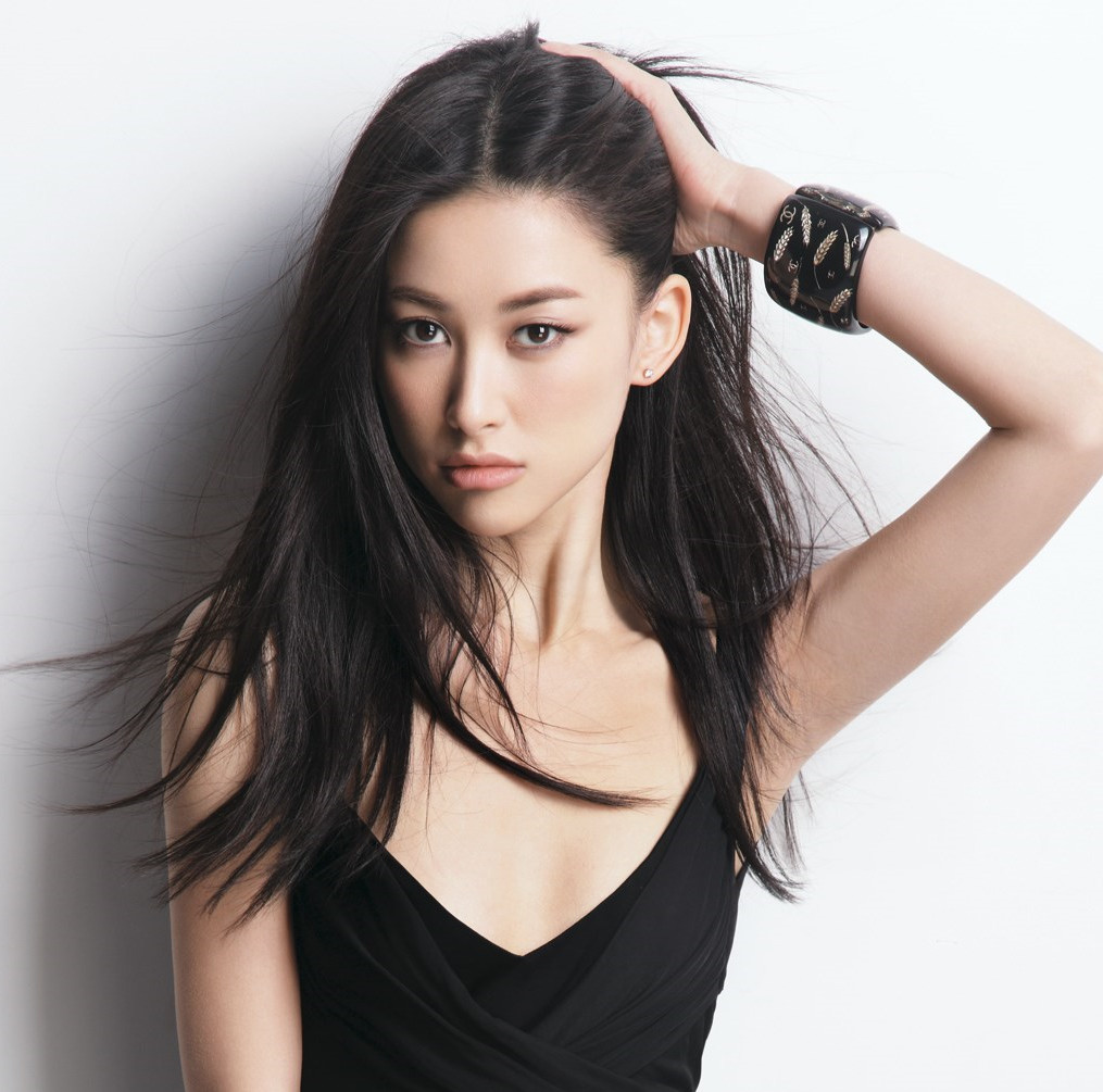 如今朱珠在娱乐圈打拼,有爷爷的保护,有谁敢动朱珠一根汗毛呢?