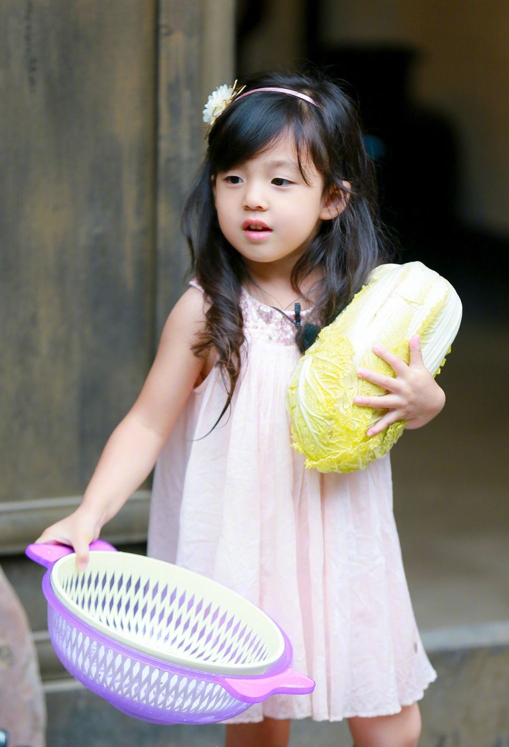 阿沁老婆花花也带着宝贝女儿花苞和朵朵前来参加