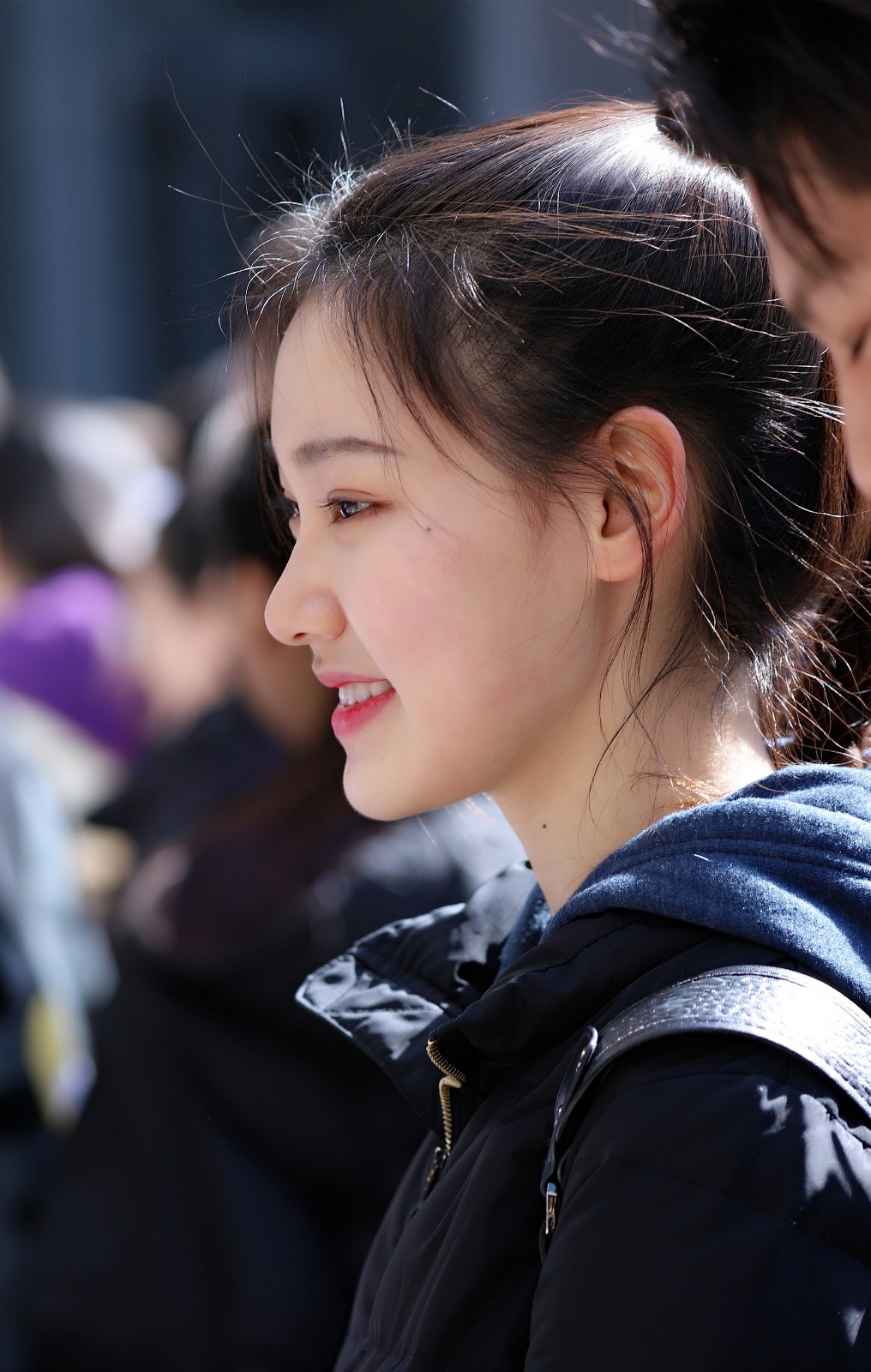 北电艺考现场这位女生笑起来很甜忍不住多看了几眼