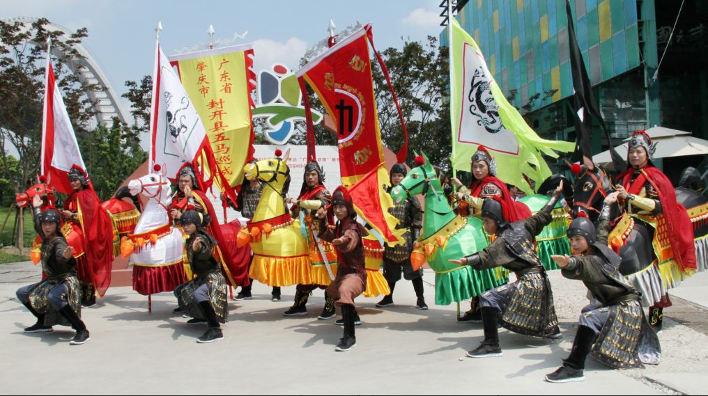 封开县大洲镇岐岭村的《五马巡城舞》,应邀在上海世博会上演出.