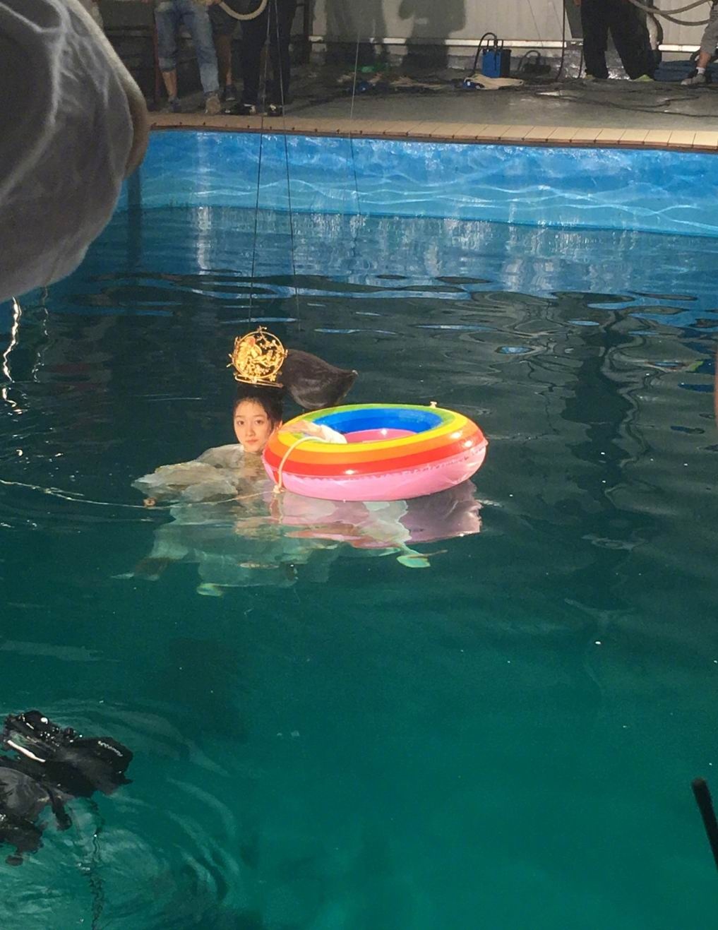 身旁有一个游泳圈,而被威亚吊起时,关晓彤全身湿漉漉看着相当狼狈