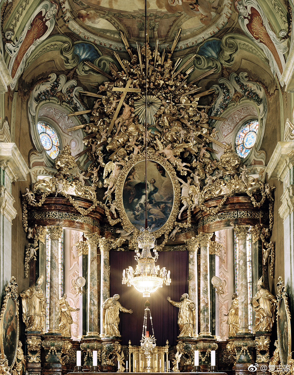 巴洛克建筑细节巴洛克建筑是17～18世纪在意大利文艺复兴建筑基础上