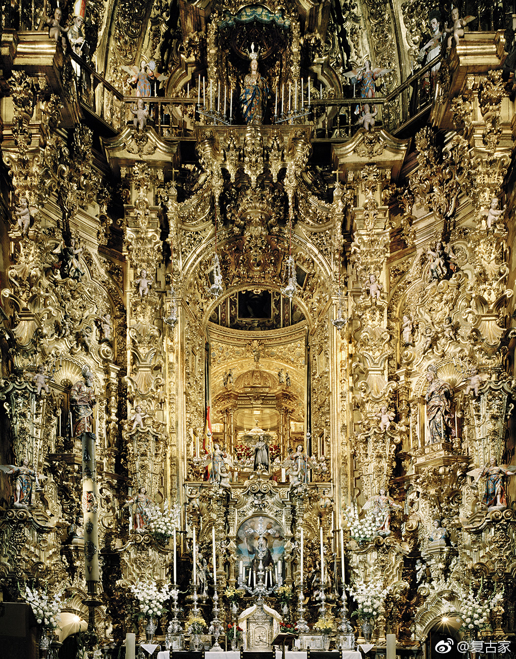 巴洛克建筑细节巴洛克建筑是17～18世纪在意大利文艺复兴建筑基础上