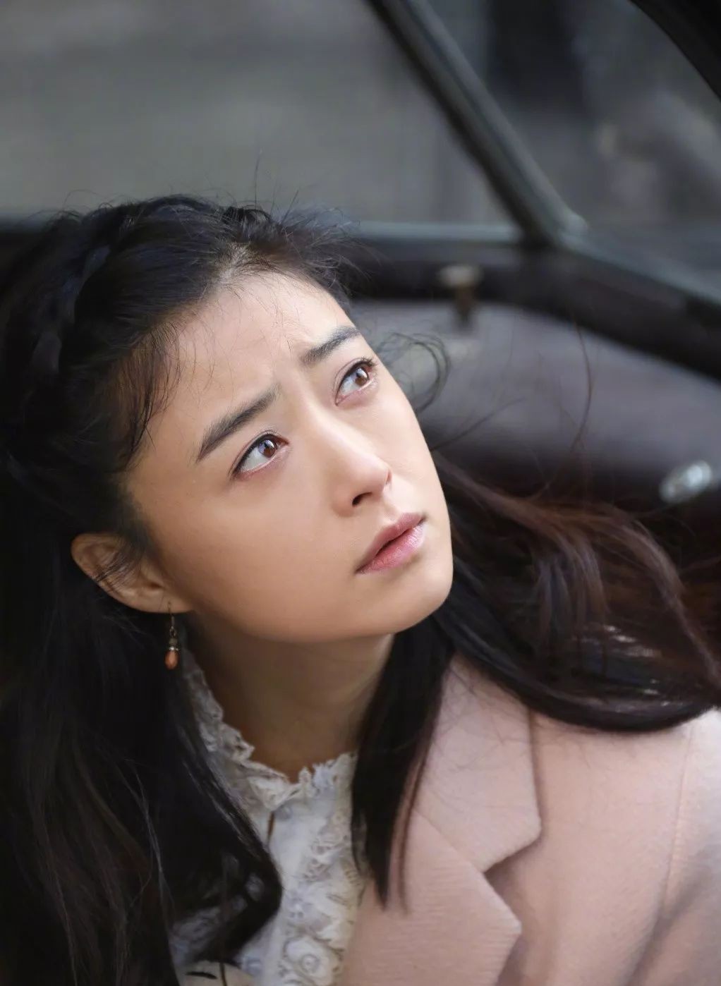 蒋欣本人也在微博中晒出了剧照,的确也是美人胚子.
